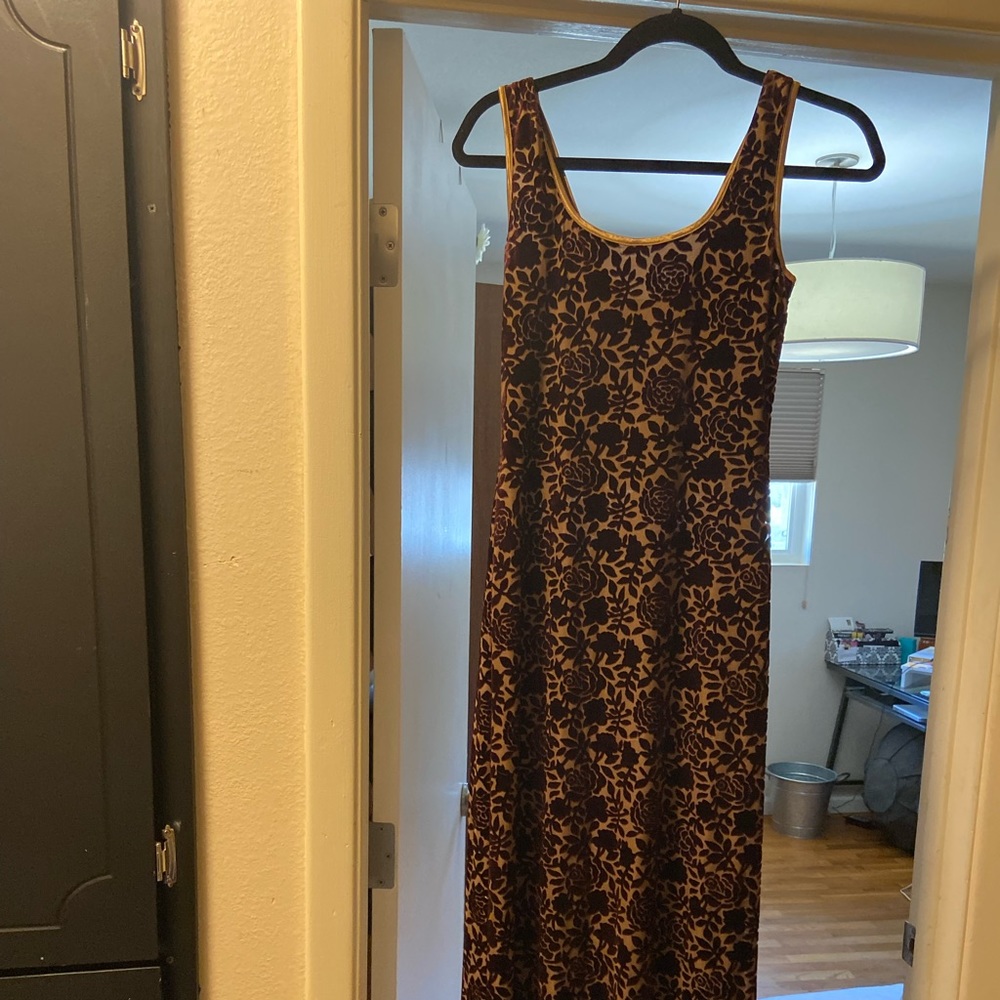 Beautiful fashion piece, no rage no stains, great winter holiday party dress.